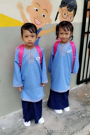 Puteri kembarku pada hari pertama sekolah 2014